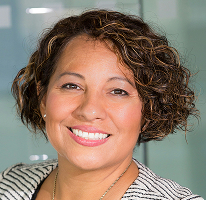 Claire Ashford, responsable conformité et experte en finance, portrait.